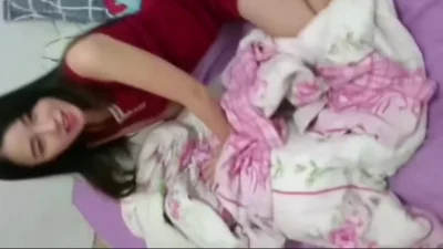 你操我直接射进去嘛！我不愿意射里面，怎么了你害怕我怀孕啊？