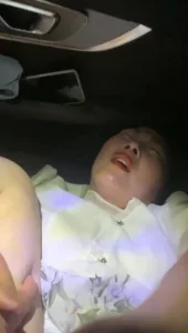 熟女家楼下车震没穿内裤就出来被艹