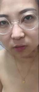 眼睛骚女接尿