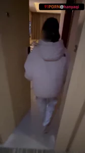 同学出差，我带着淫妻给同学送上门去玩