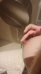 公司厕所惊现馒头