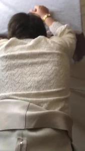 偷情短发熟女衣服都没脱按在沙发内射