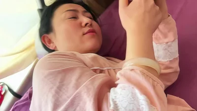 美容院老板娘在店里偷情边接电话边挨操最后内射