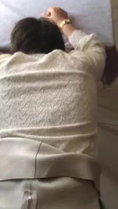 偷情熟女老板娘衣服都没脱就内射